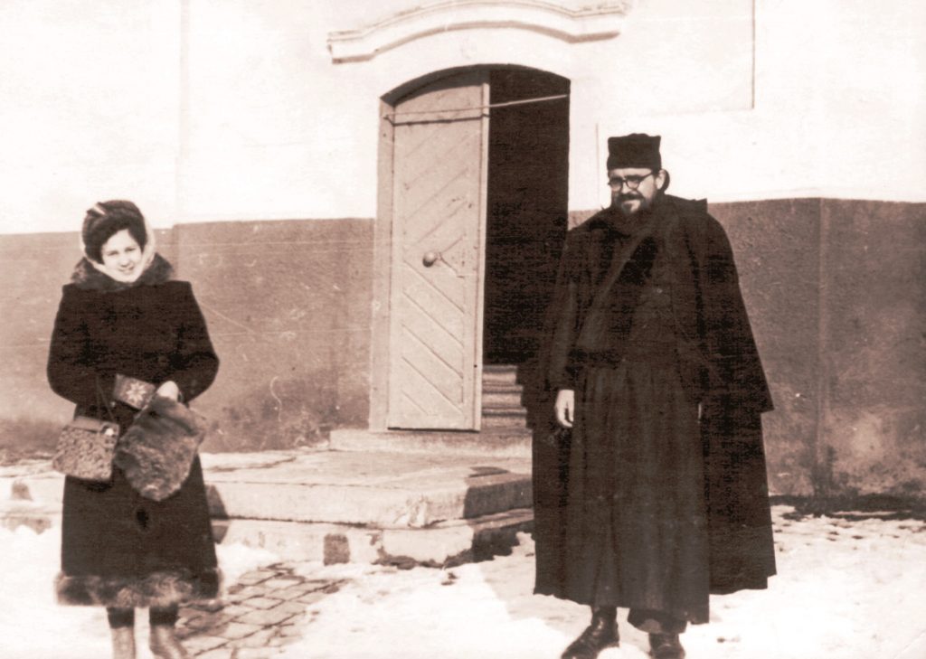 Отець Василій (Пронін) з О. Рудловчак. Мукачівський монастир, 1960-ті рр.